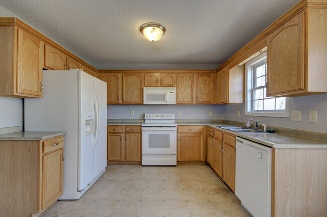 Photo - Wonderful Home With Fireplace and Separat...