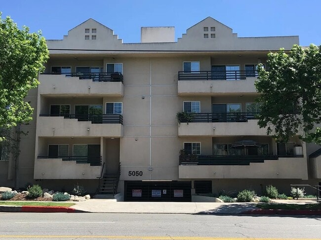 Building Photo - 5050 Coldwater Canyon Ave Unit 309 Rental