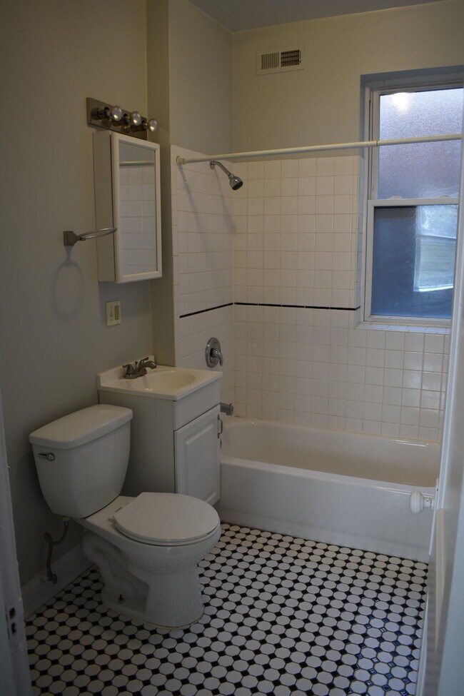 Photo - 1606 W Nelson St Unit 2