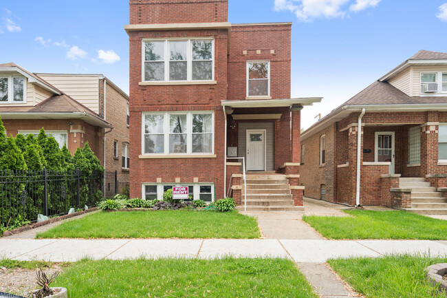 front of building - 5009 W Wellington Ave Apartments Unit 1