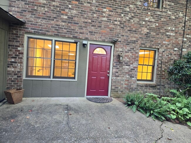 Private entrance w/ parking at door