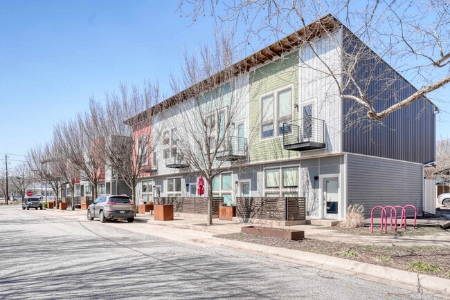 Building Photo - 330 W 5th St Rental