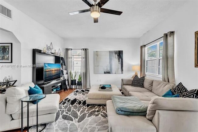 Photo - 836 W 40th St Unidad 836 W 40th St  1