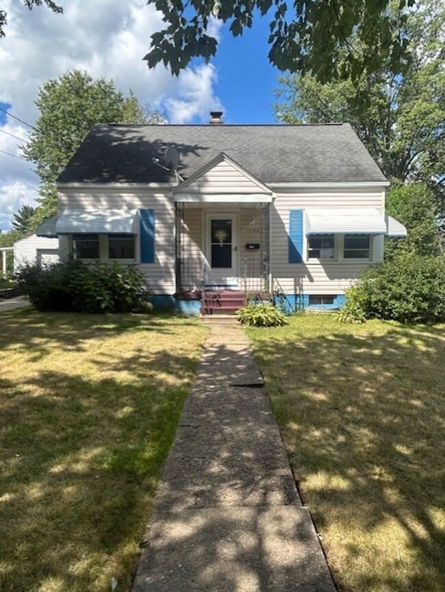 Building Photo - Bright Cape w/ Sunroom, Central Air, Big B... Rental