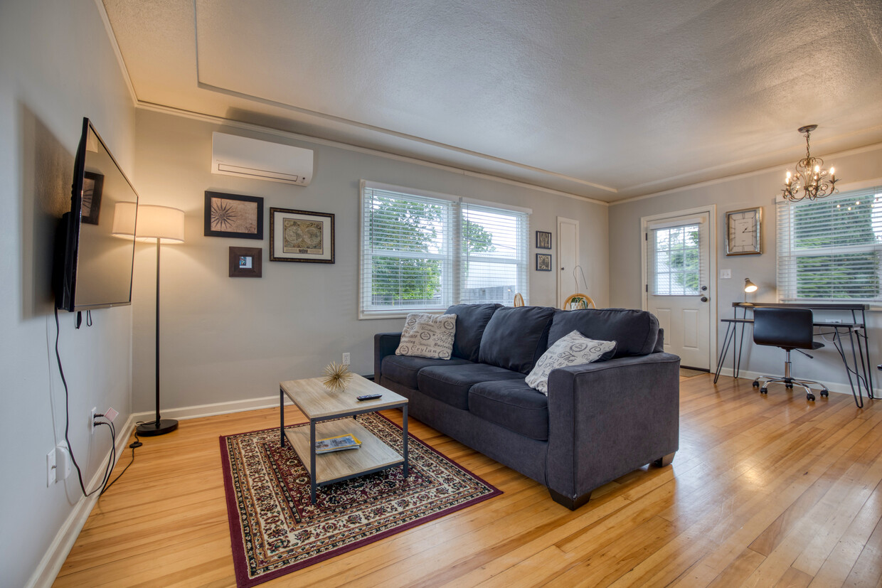 Plenty of natural light - 311 W 29th St. (Vancouver, WA)