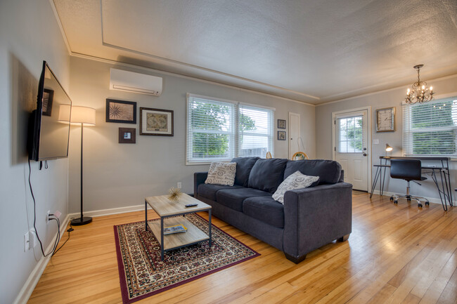 Plenty of natural light - 311 W 29th St. Casa Adosada