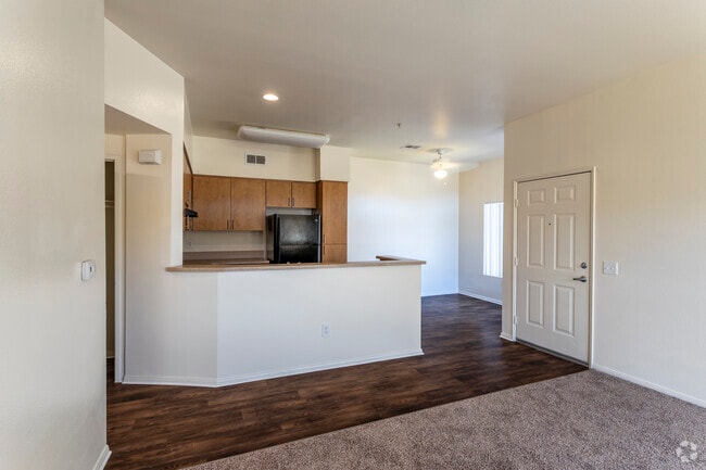 2 BR, 2 A - 950 SF