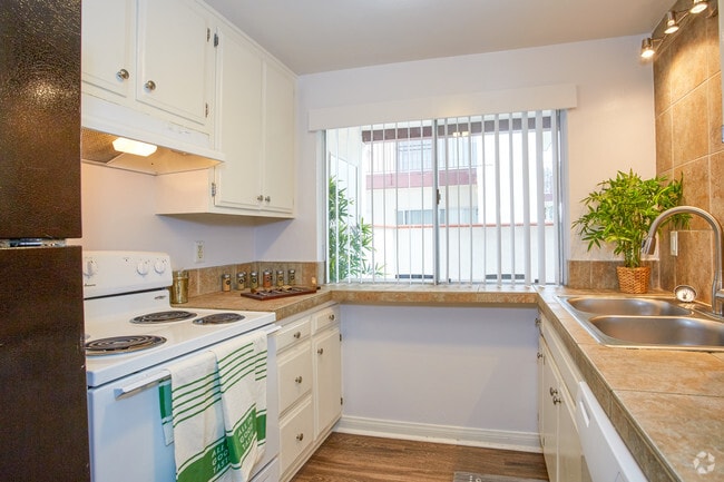 1BR, 1BA - 850 SF