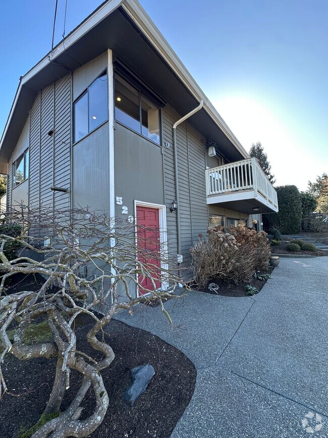 Building Photo - 2 bedroom 1 bath daylight basement unit in... Rental