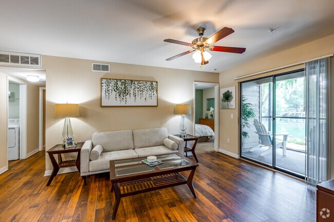 2 BR, 2 BA - 1,020SF