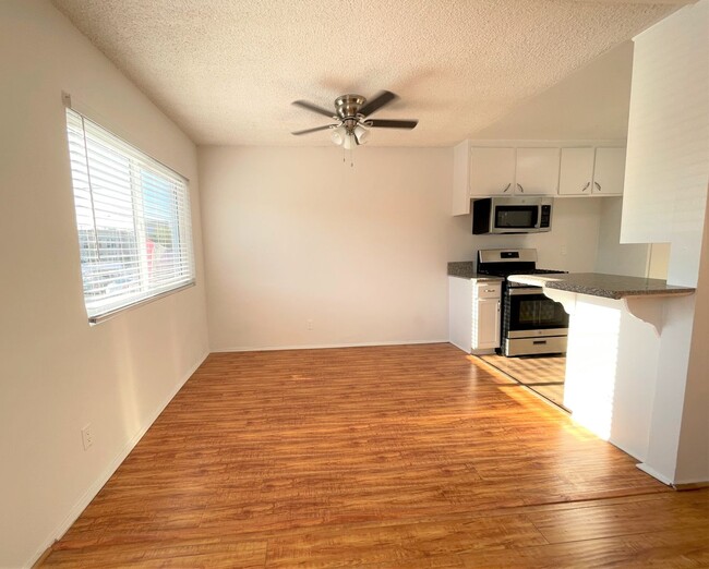 Photo - 5715 Vineland Ave