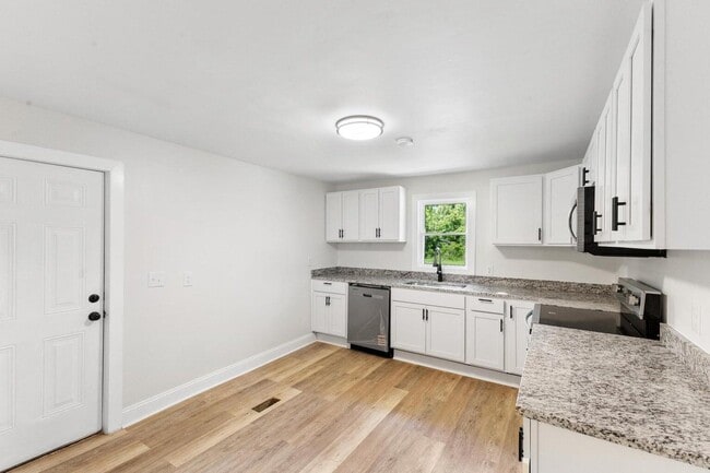 Photo - 547 Horry St NE