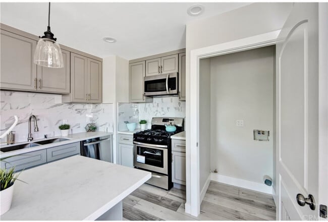 Building Photo - 907 W Arbutus St Rental