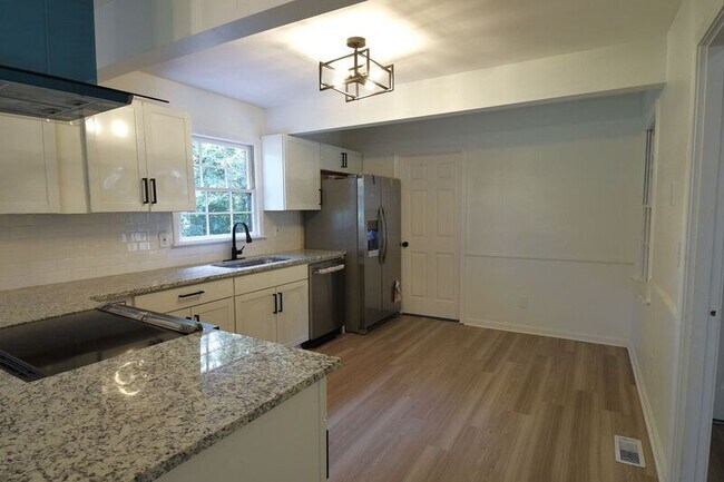 Photo - 2819 Broadview Dr NW