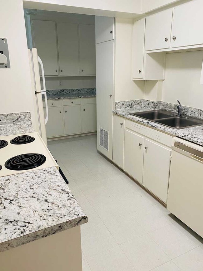 Photo - D'iberville Apartments