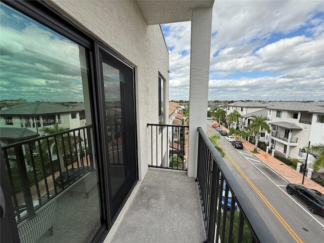 Building Photo - 8301 NW 41st St Unit B-409