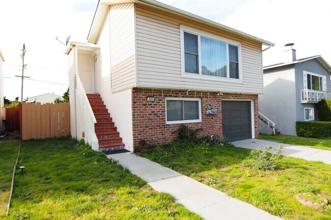Photo - Bright and cozy 3br/2ba upper level Pacifica home