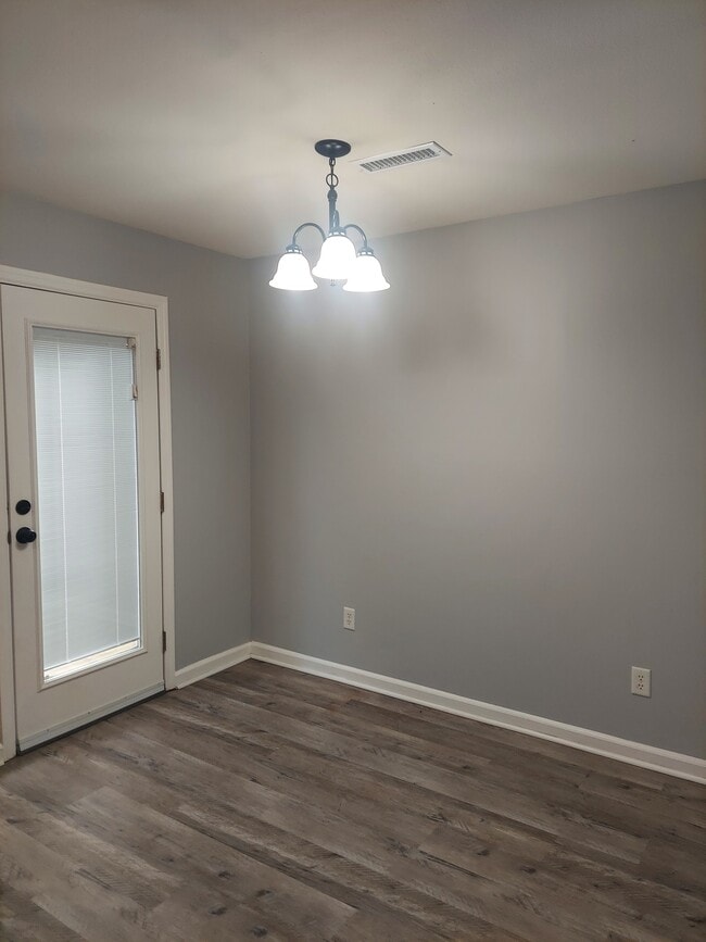 Puerta trasera - 1438 Vance Rd