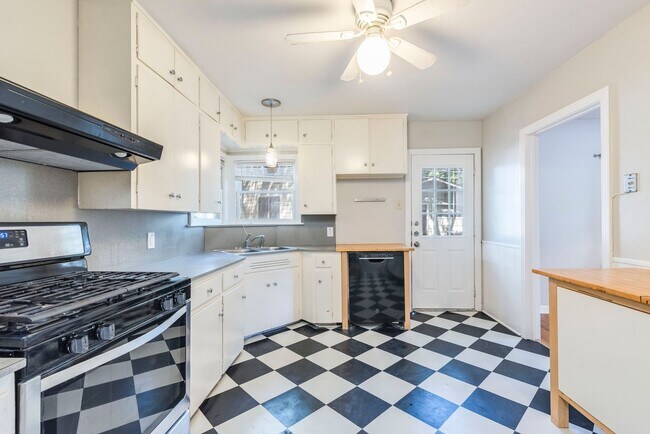 Building Photo - 3302 Hemlock- Rental