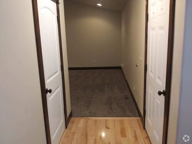 Building Photo - 895 Longbow Ln Unit B Rental