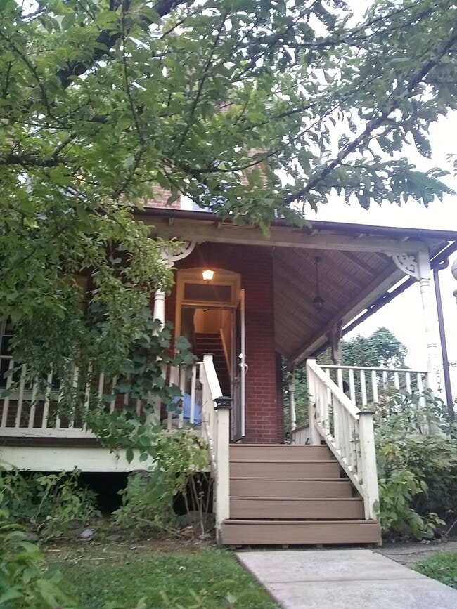 Porch to entrance - 204 Cadwalader Ave Unit B