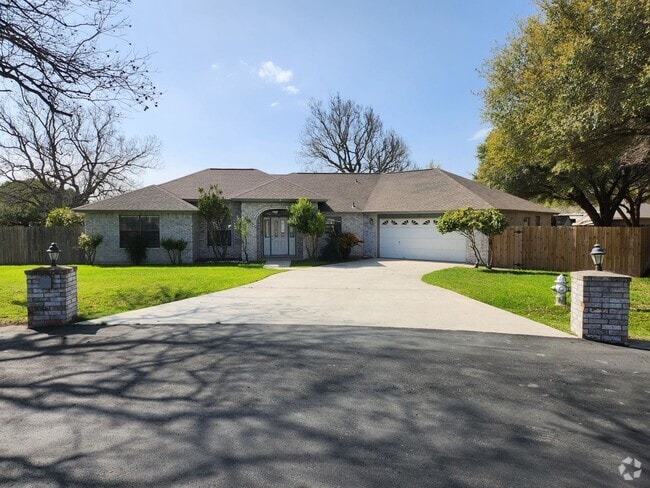 Building Photo - Awesome 4 bdrm/2.5 ba in La Brisas Rental