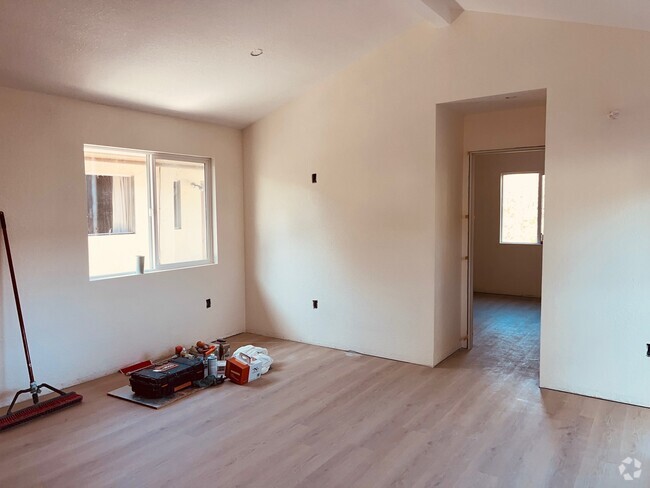 Building Photo - 1561 Royal Way Rental