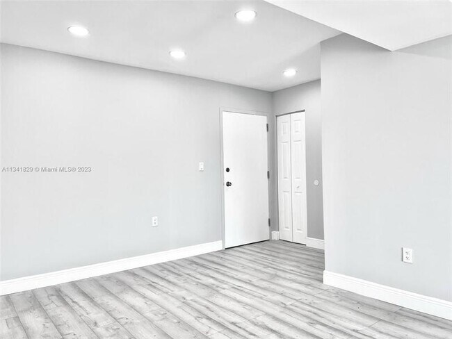 Photo - 4174 Inverrary Dr Unit 412