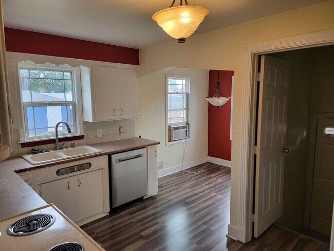 Photo - *MOVE IN SPECIAL * 1ST FULL MONTH FREE* Gr...