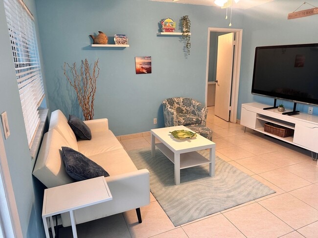 Building Photo - 3240 NE 16th St Unit 7