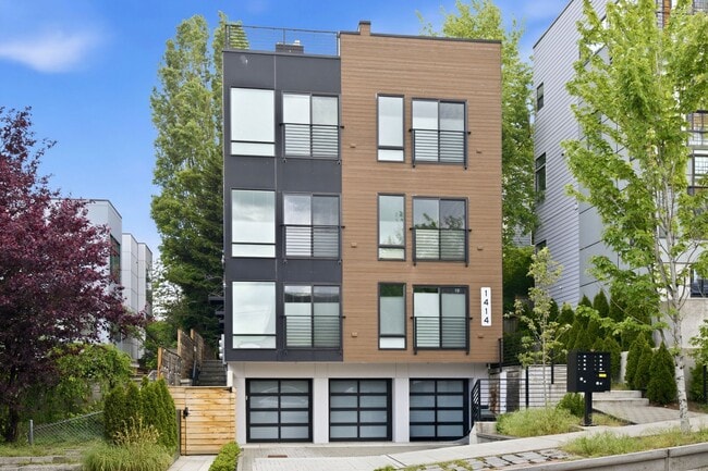 Building Photo - 3B3B cozy townhome