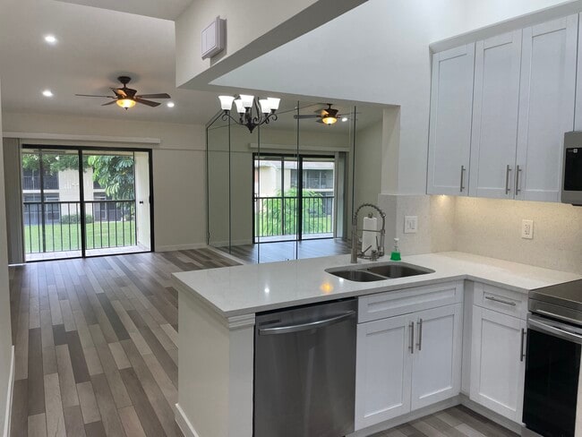 Totally renovated with new appliances& COLD A/C 2024! - 3939 NE 5th Ave Condo Unit C201