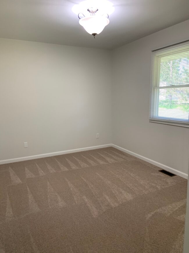 Photo - 330 N School St