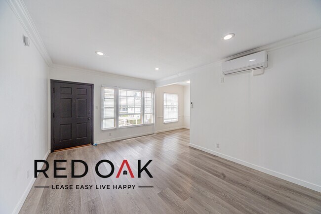 Building Photo - 1848 N Edgemont St Unit 6