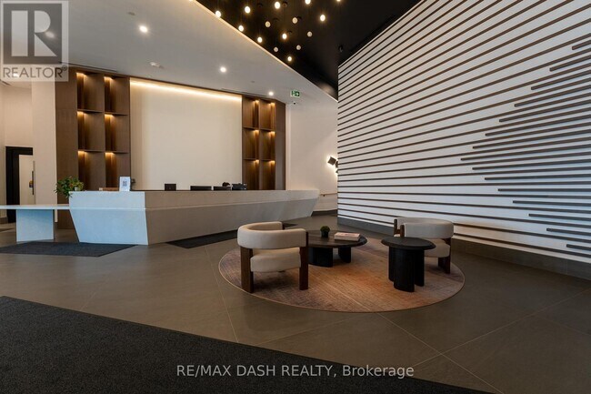 Photo - 1037 The Queensway Unité 422