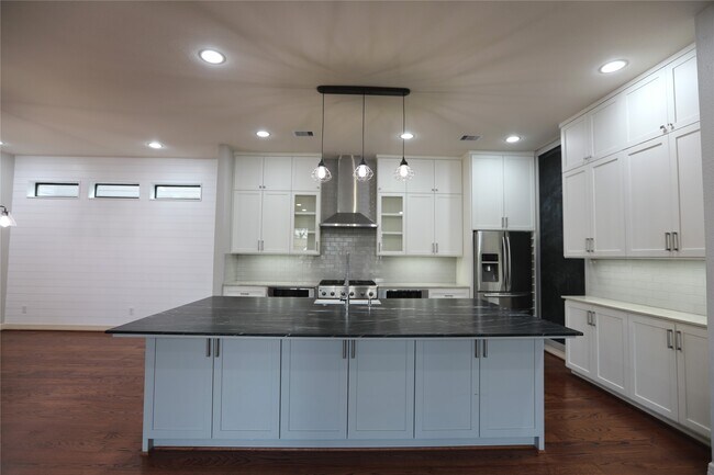 Building Photo - 4215 Lillian St