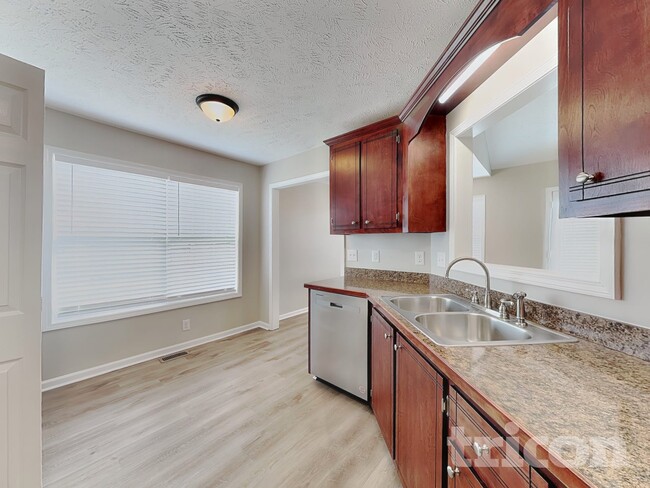 Photo - 1616 Broad Cir