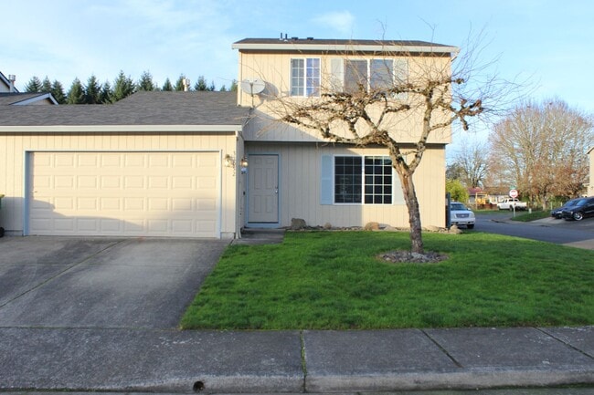 Building Photo - Three bedroom townhouse