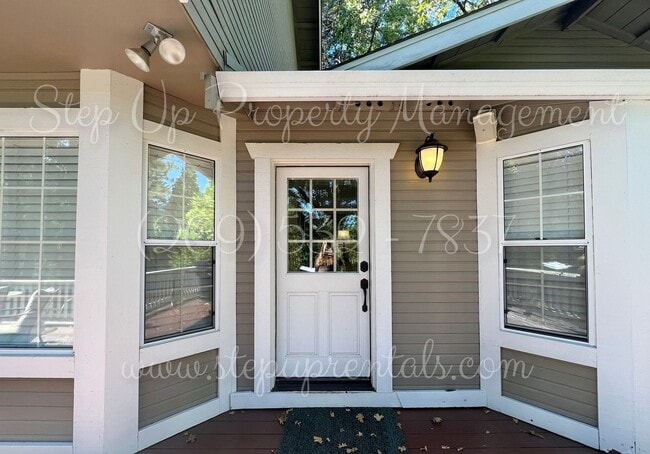 Photo - Charming 3-Bedroom Retreat in Gated Grovel...