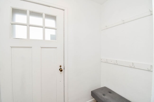 Building Photo - Stylish Furnished Duplex with Modern Finis...