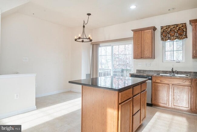 Photo - 1169 Coulbourn Cor