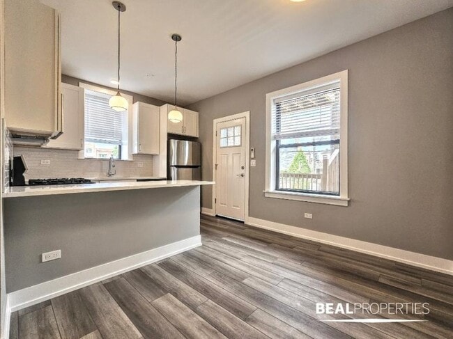 Building Photo - 2 bedroom in CHICAGO IL 60613 Unit E1 Rental