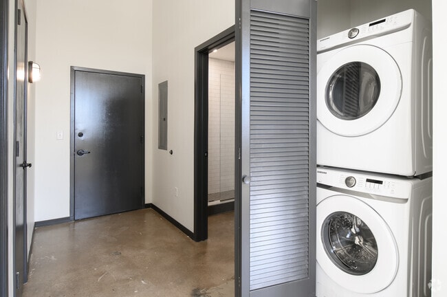 1BR, 1BA - 855SF