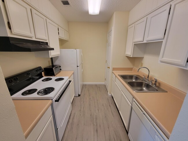 Photo - 1610 Green Briar Pkwy