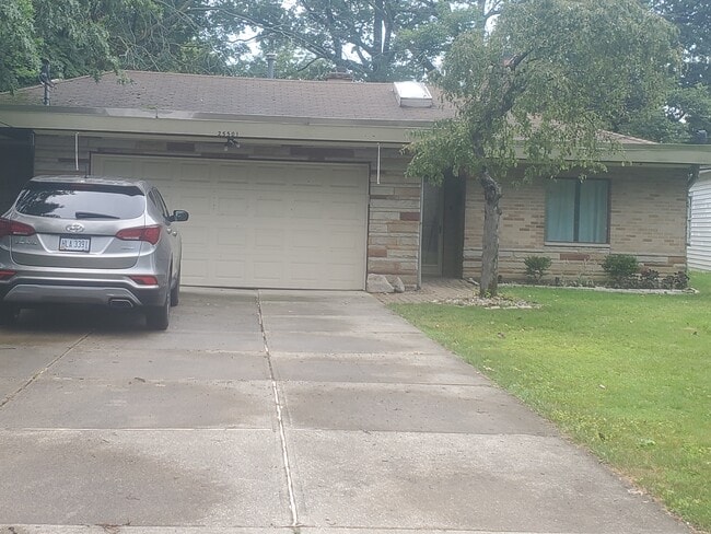 Driveway - 25501 Edgecliff Dr House