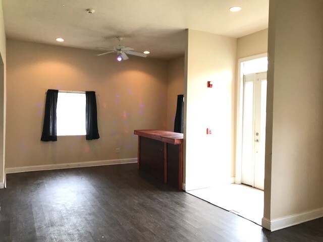 Photo - 323 W Walnut St