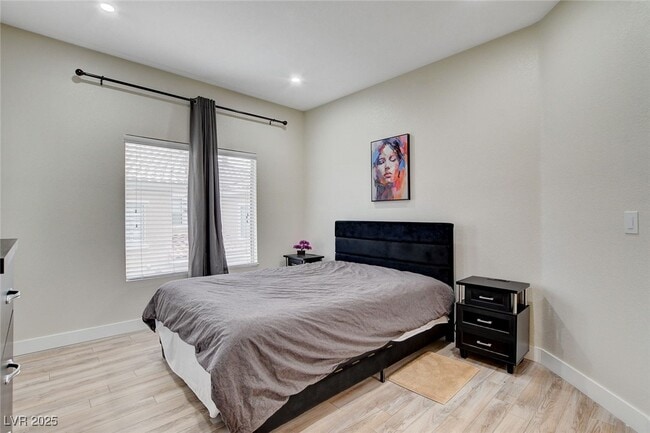 Building Photo - 251 S Green Valley Pkwy Unit 2411