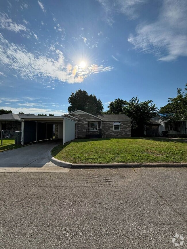 Building Photo - Must See 3 Bedroom Rental