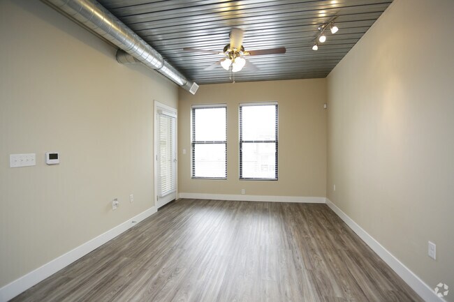 2BR, 2BA - The Woodford/1055 SF