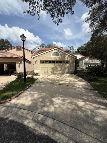 1030 Knoll Wood Ct